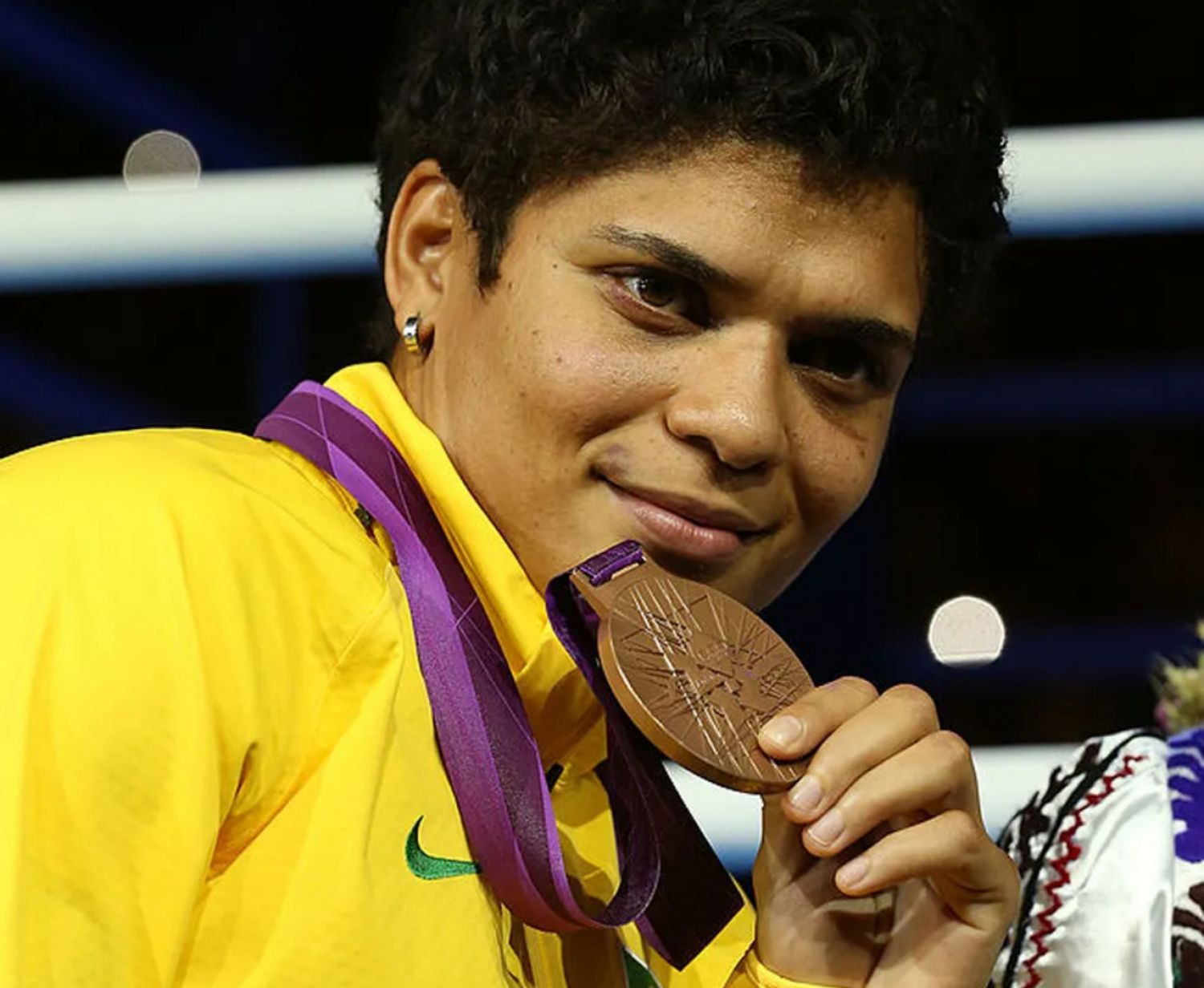 Lutadora leiloa medalha olímpica e comprador surpreende