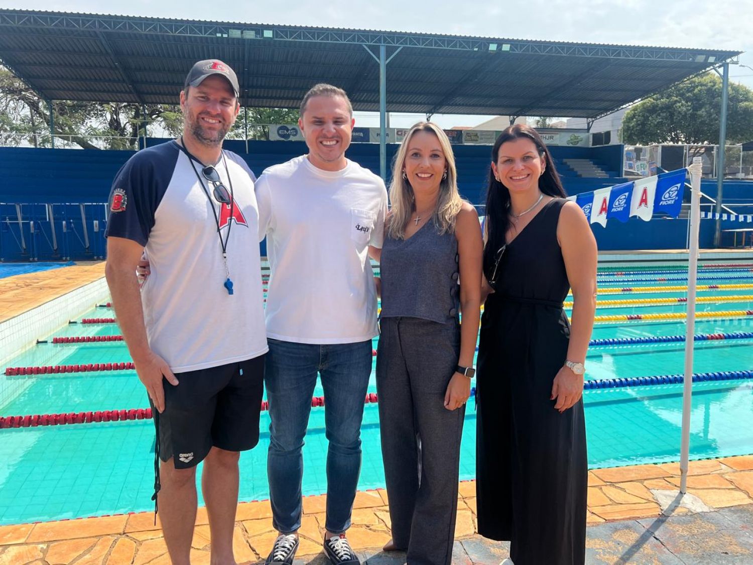Talitha De Nadai acompanha instalação de novo aquecedor na piscina do Centro Cívico de Americana