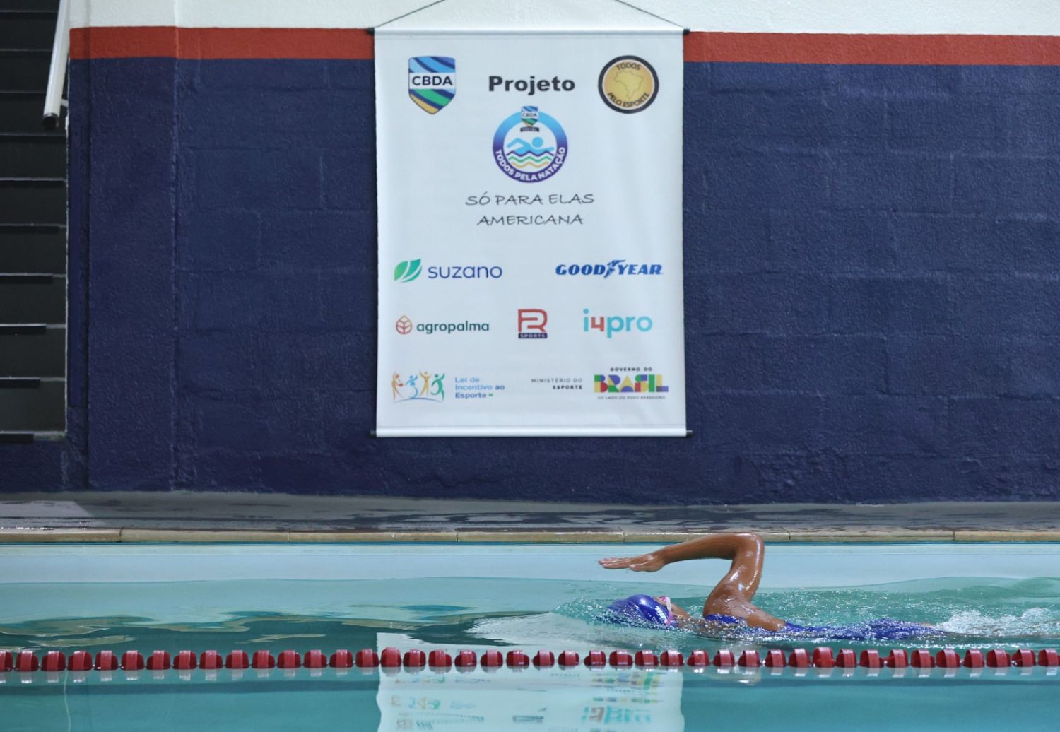 Projeto “Todos Pela Natação” entrega novos uniformes para 400 alunas em Americana