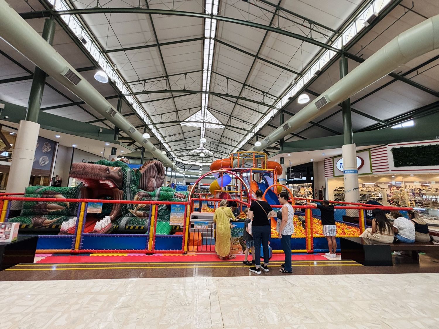 Jurassic Kids estreia no Tivoli e leva crianças ao universo dos dinossauros