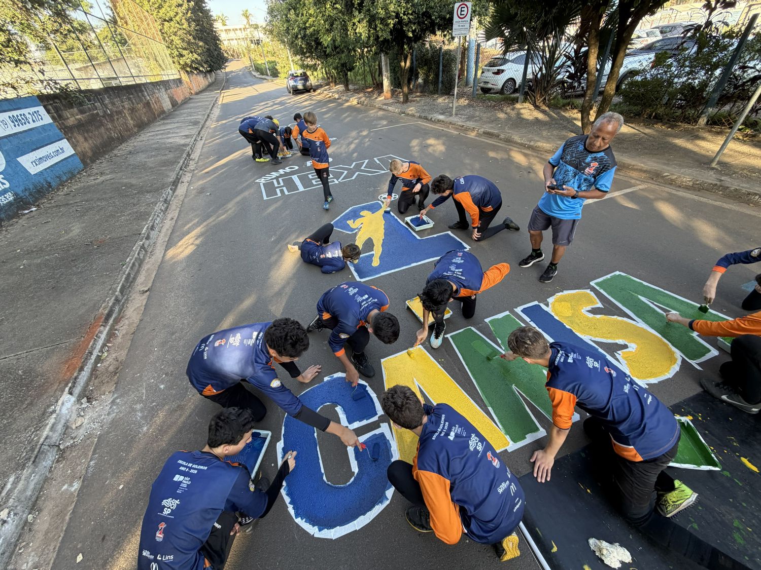 Alunos da Escola de Goleiros pintam rua e entram no clima da Copa